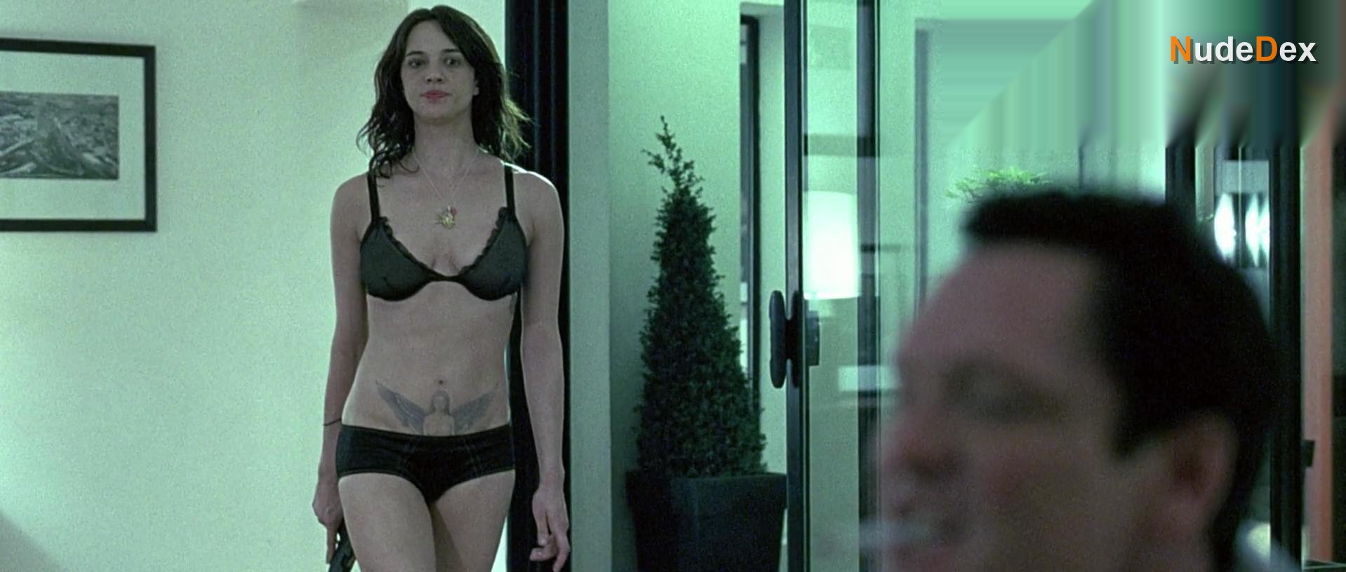 Asia Argento in Boarding Gate, photo 8