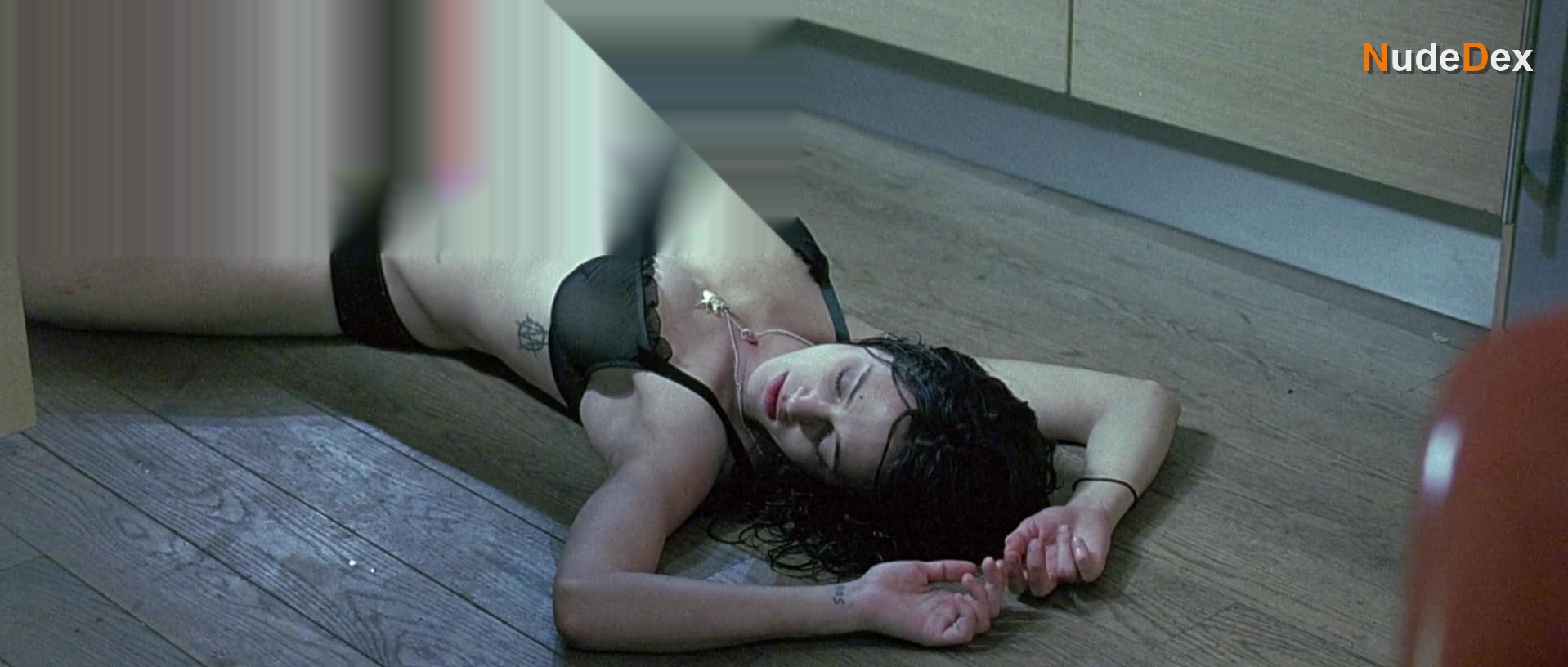Asia Argento in Boarding Gate, photo 9