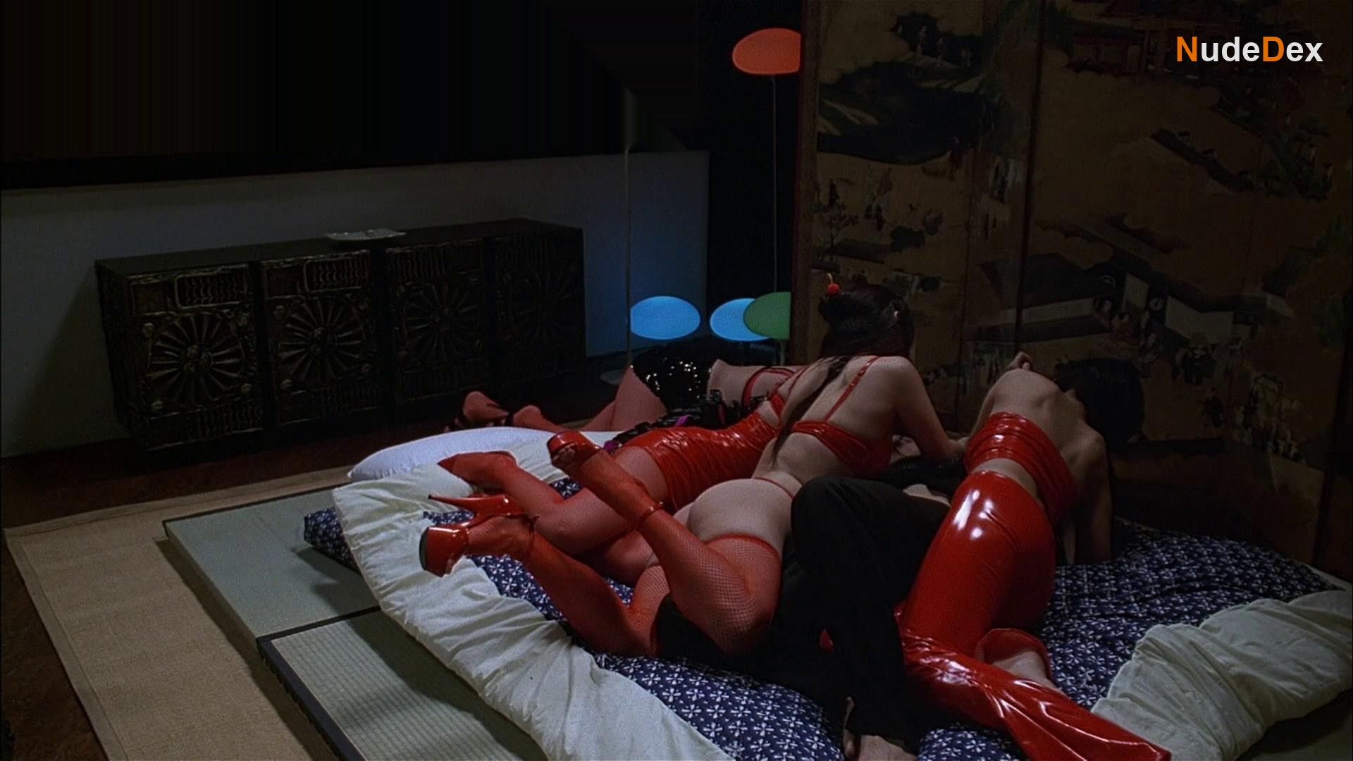 Asia Argento in New Rose Hotel, photo 2