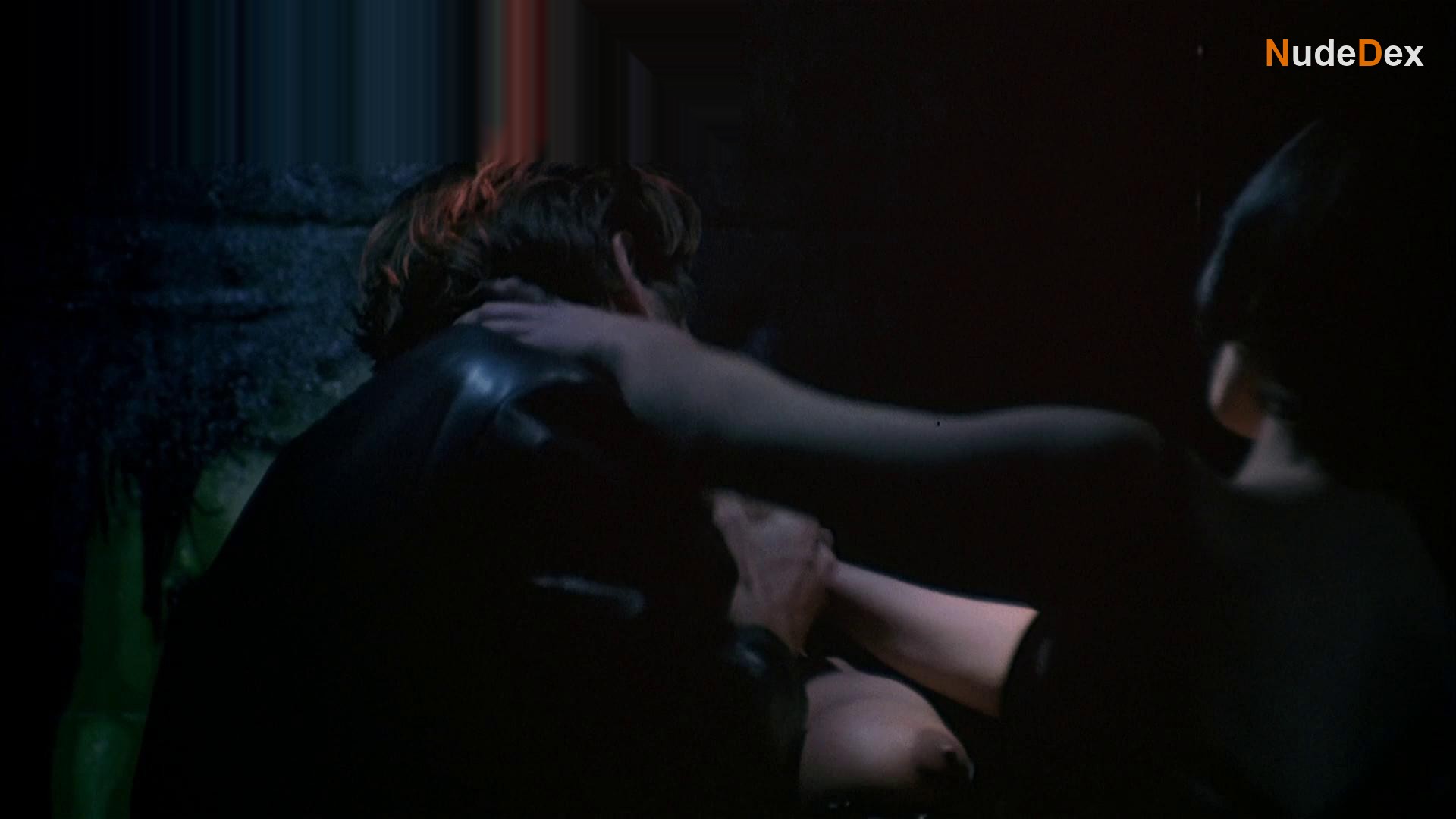 Asia Argento in New Rose Hotel, photo 4
