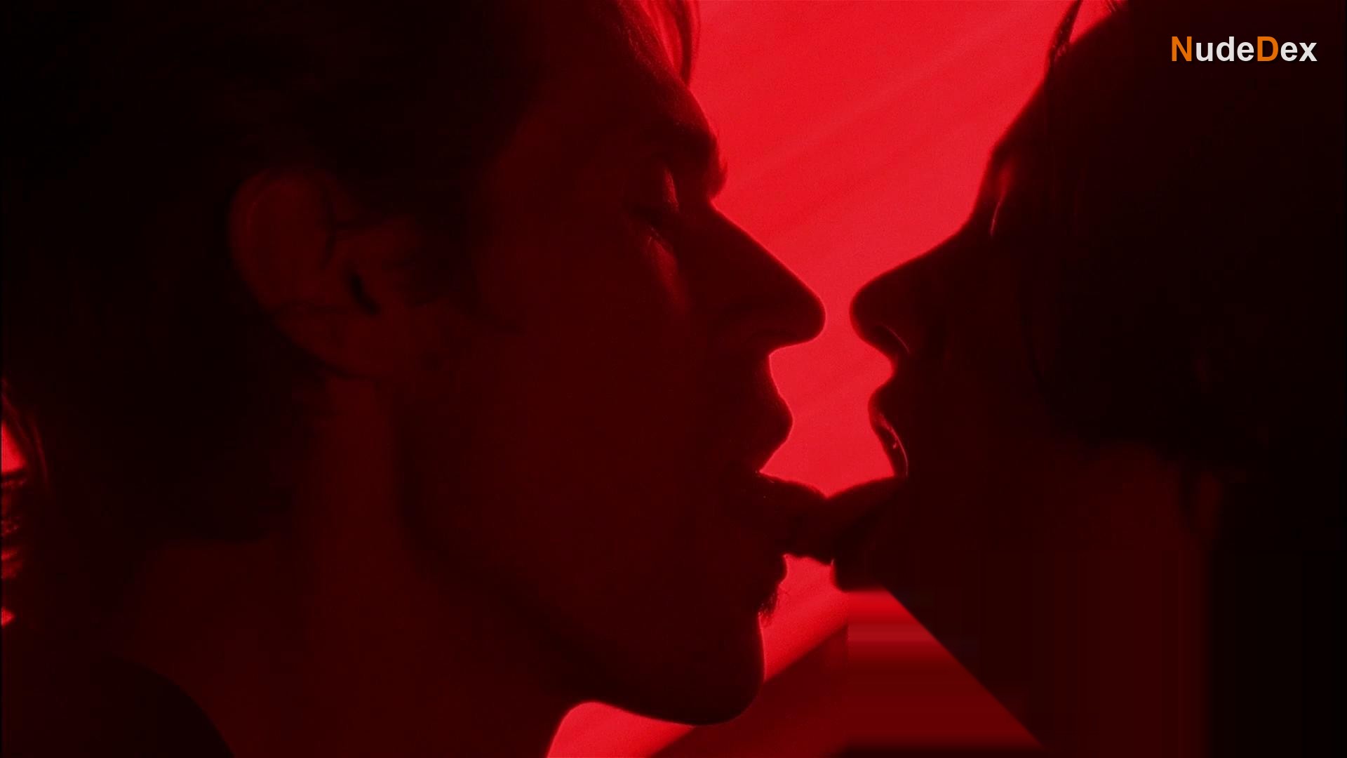 Asia Argento in New Rose Hotel, photo 6