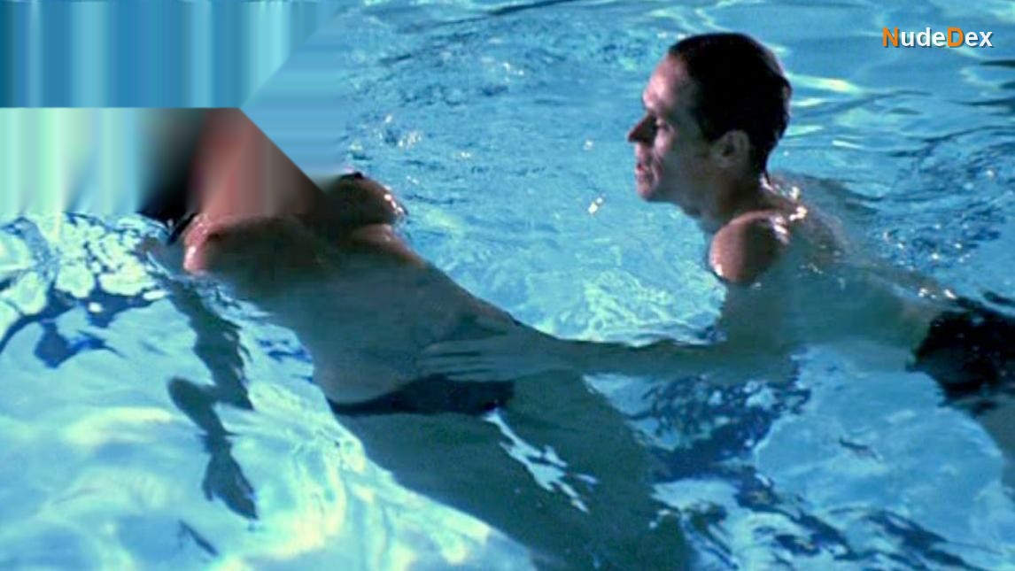 Asia Argento in New Rose Hotel, photo 16