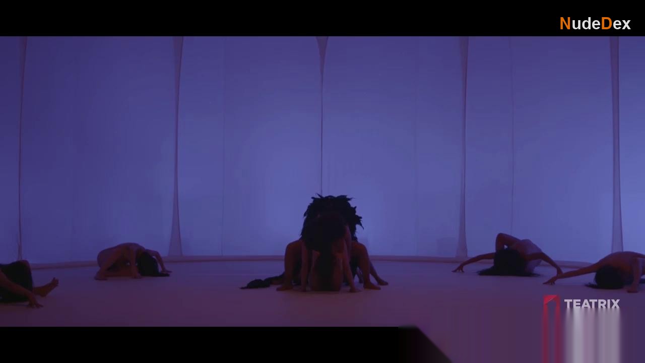 Astrid Garcia in Version Burn, photo 1