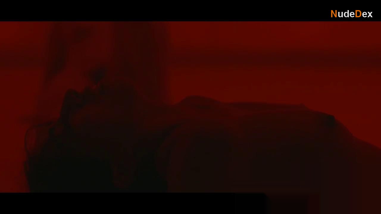 Astrid Garcia in Version Burn, photo 4