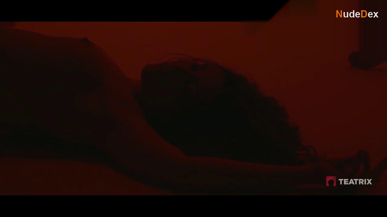 Astrid Garcia in Version Burn, photo 8