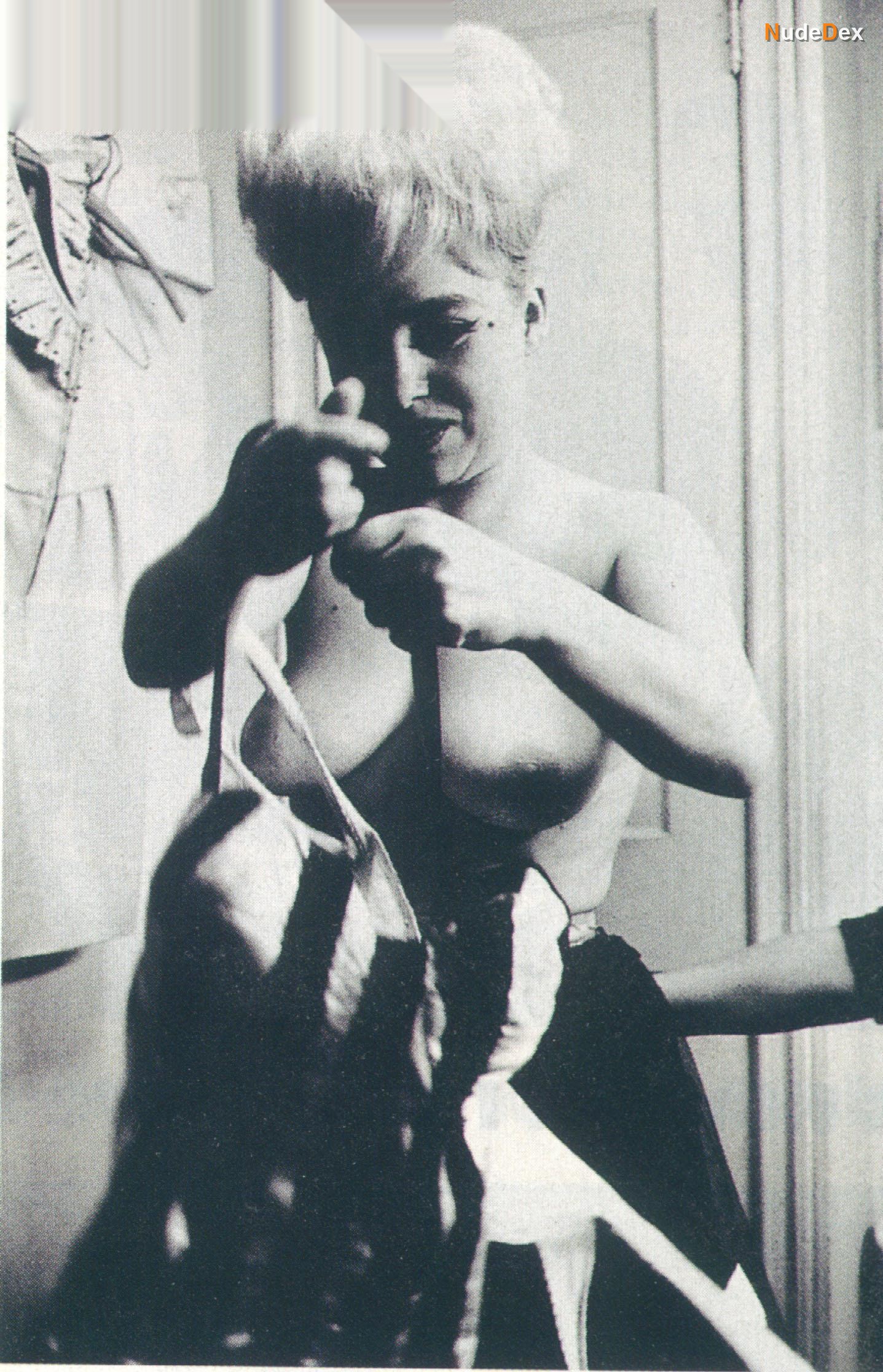 Barbara Windsor in Carry On Dick, photo 8