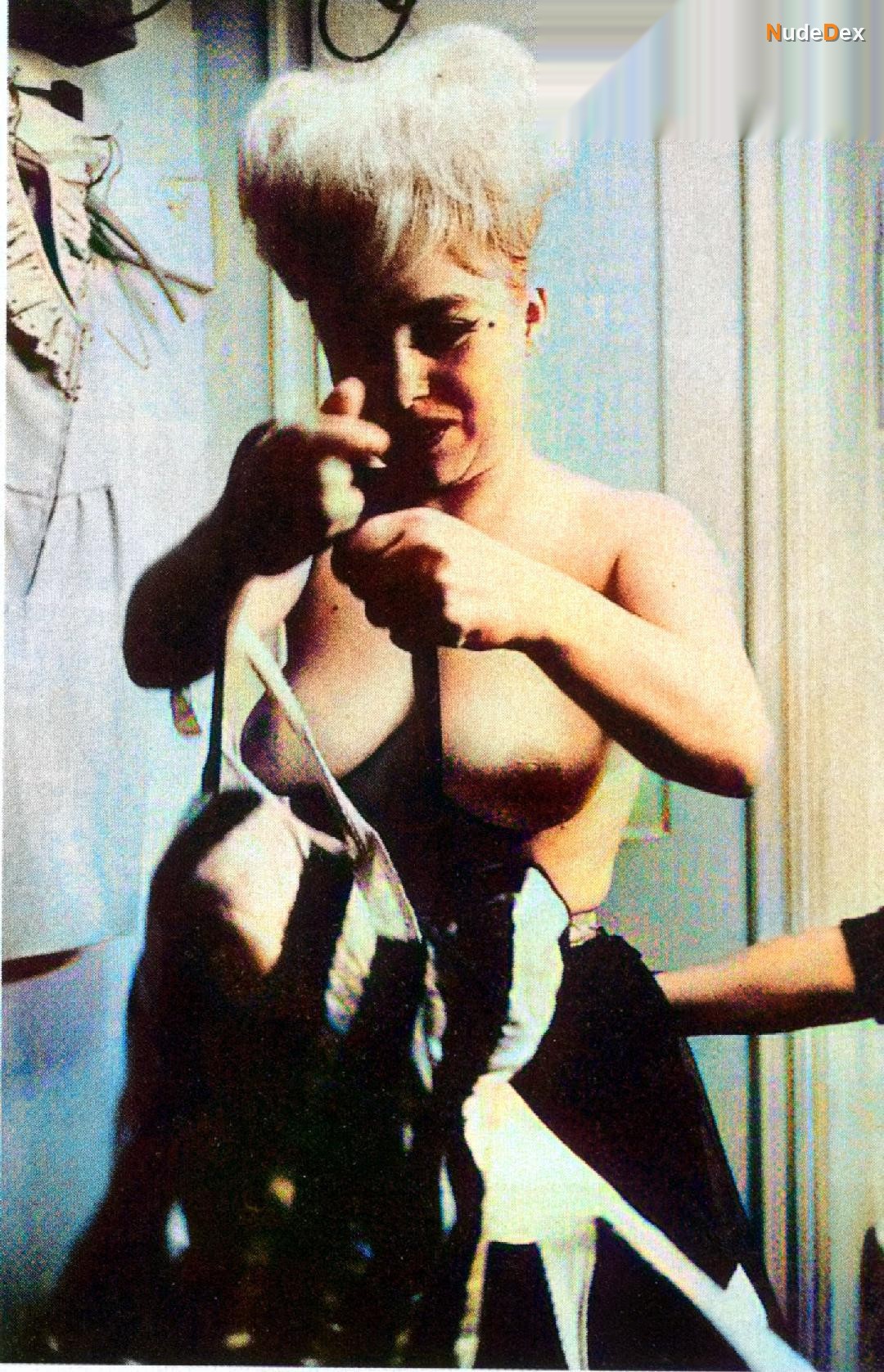 Barbara Windsor in Carry On Dick, photo 9