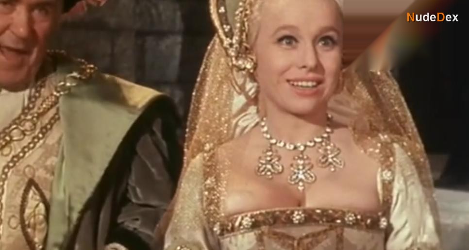 Barbara Windsor in Carry On Henry, photo 1