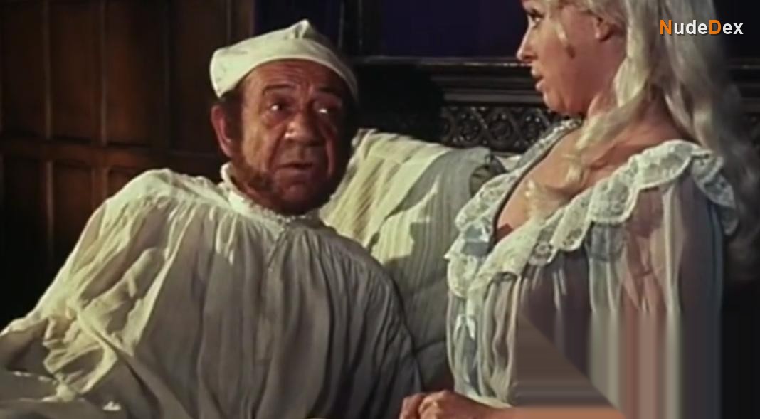 Barbara Windsor in Carry On Henry, photo 2