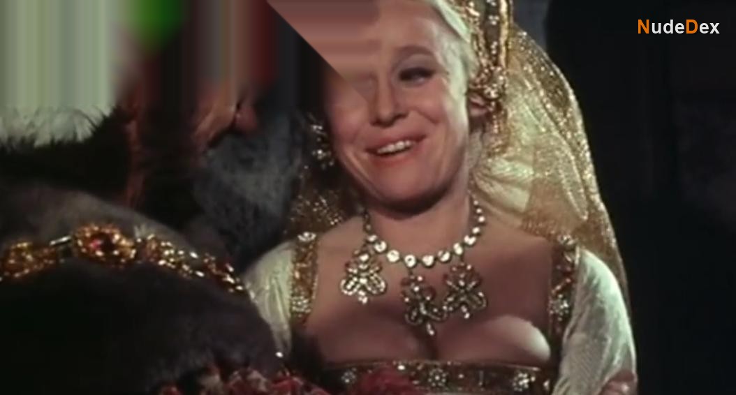 Barbara Windsor in Carry On Henry, photo 3