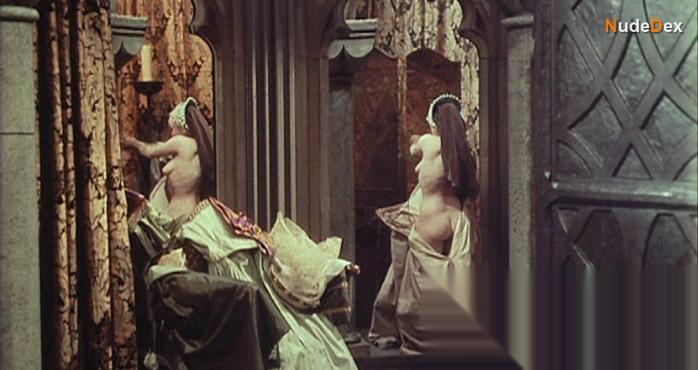 Barbara Windsor in Carry On Henry, photo 4
