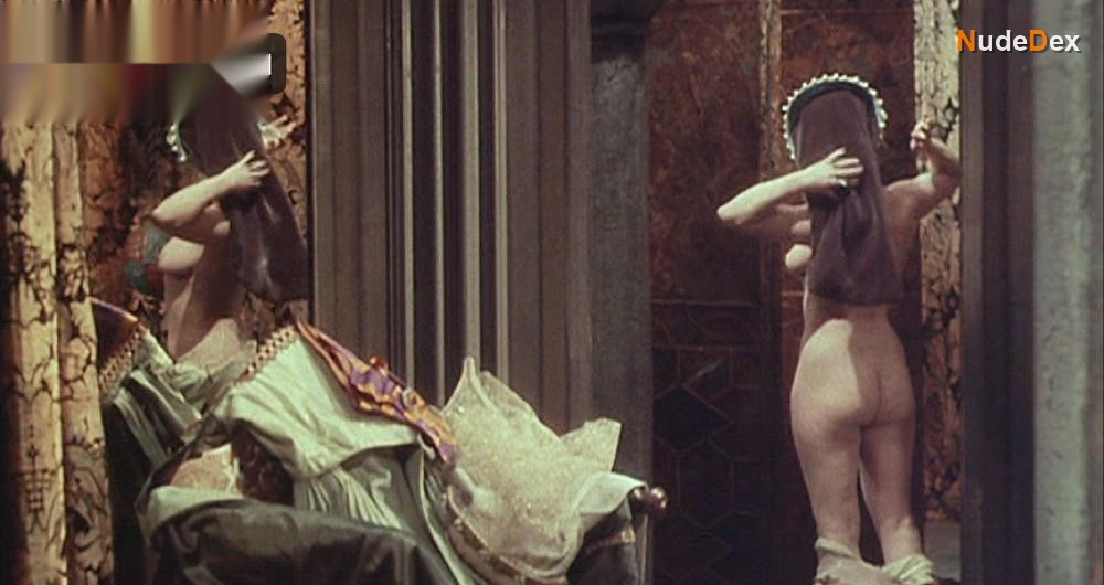 Barbara Windsor in Carry On Henry, photo 5