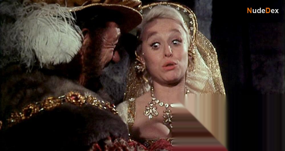 Barbara Windsor in Carry On Henry, photo 6