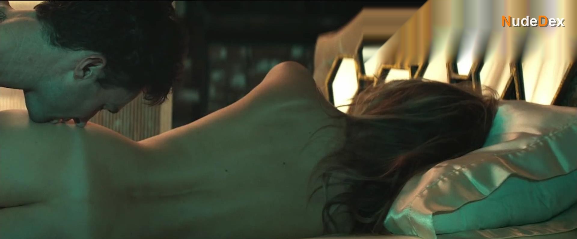 Behati Prinsloo in Hawaii Five-0, photo 9