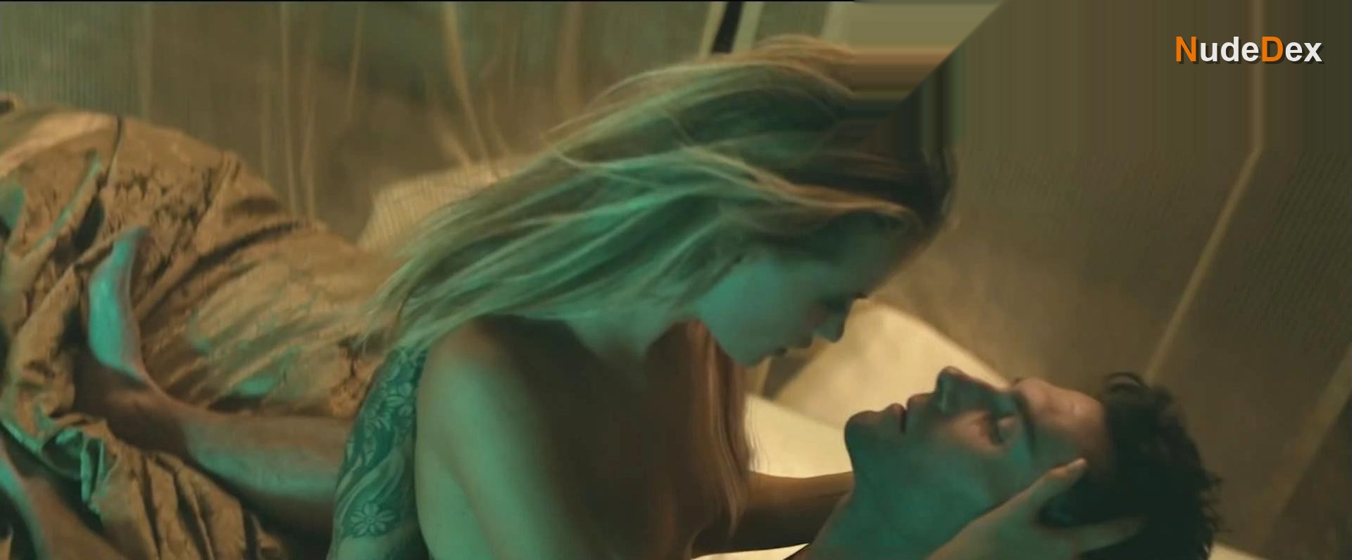 Behati Prinsloo in Hawaii Five-0, photo 10