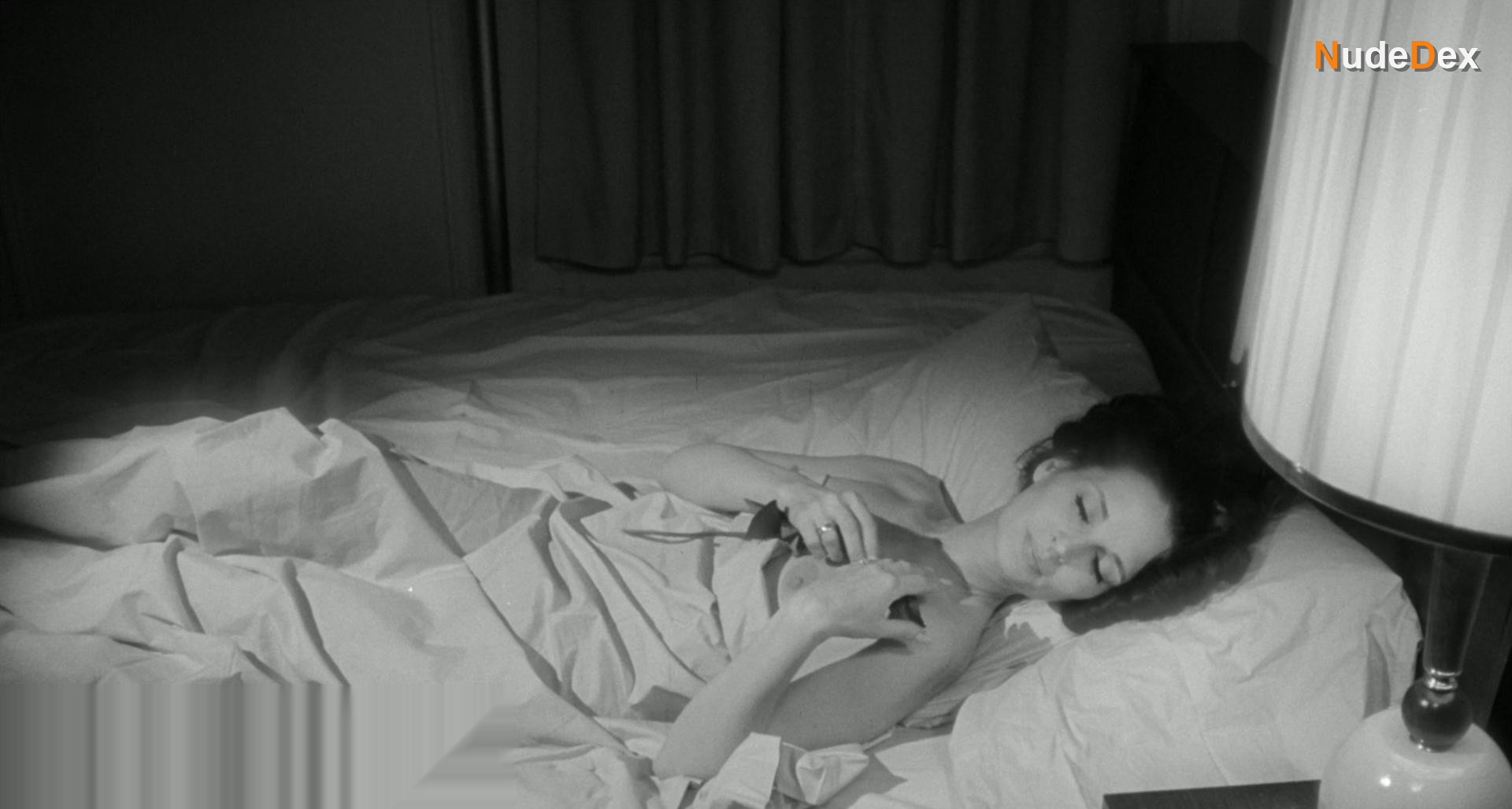 Bella Donna in Red Roses Of Passion, photo 5