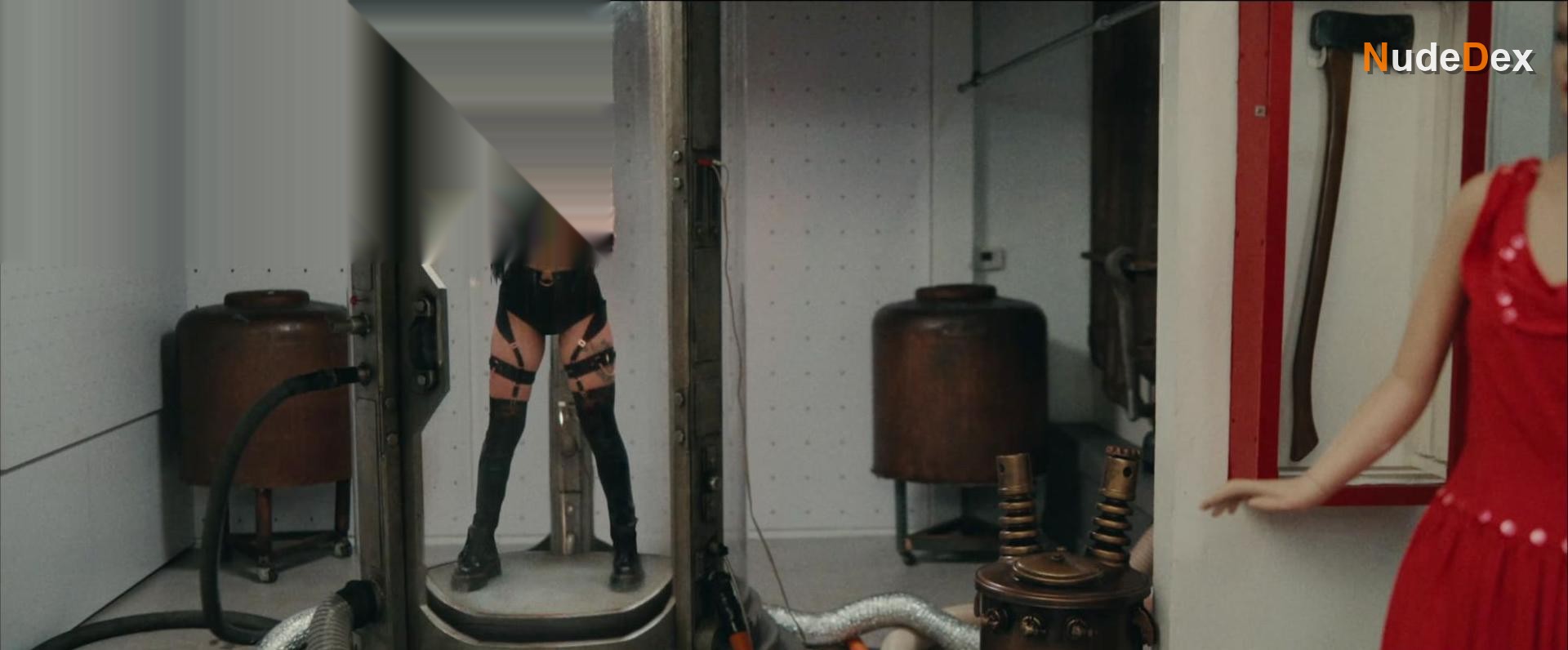 Bella Poarch in Build A Bitch, photo 3