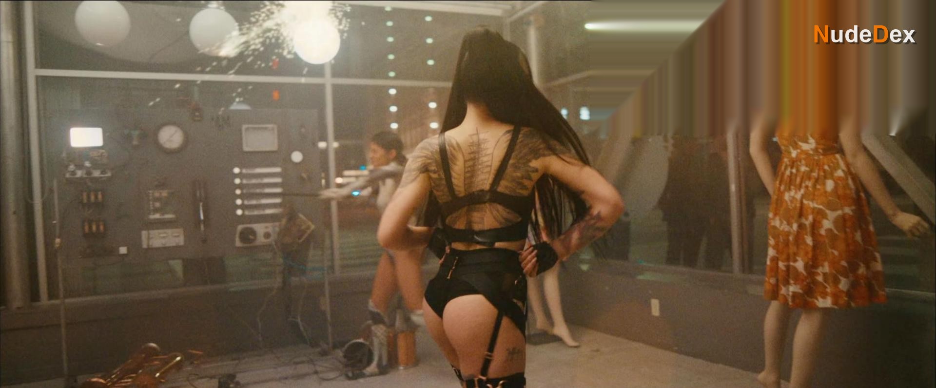 Bella Poarch in Build A Bitch, photo 6