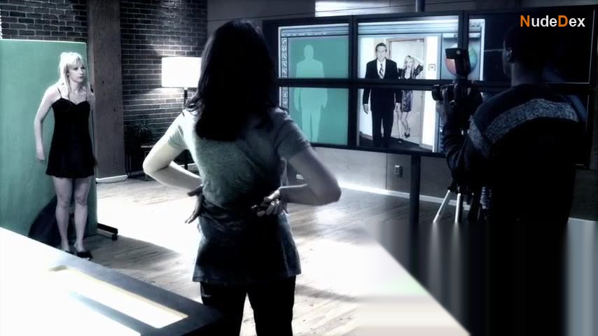 Beth Riesgraf in Leverage, photo 1
