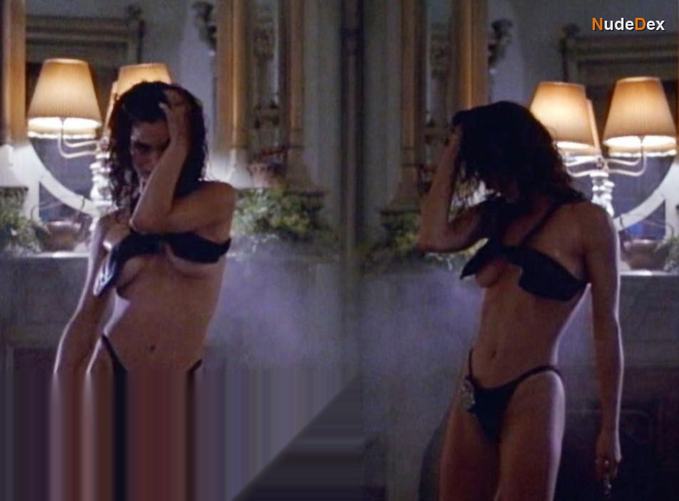Betsy Russell in Delta Heat, photo 7