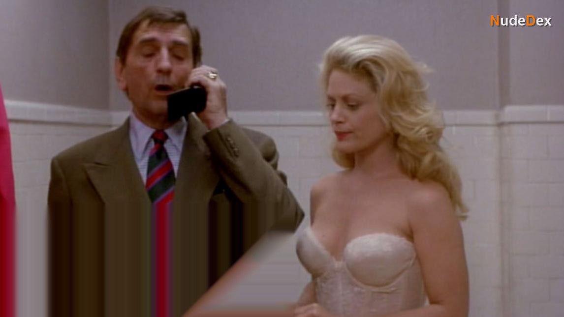 Beverly D'angelo in Man Trouble, photo 3