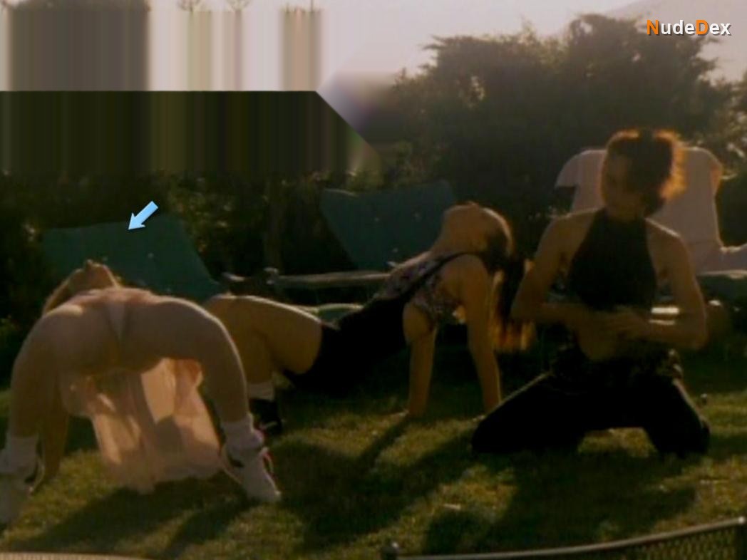 Beverly D'angelo in Pterodactyl Woman From Beverly Hills, photo 2