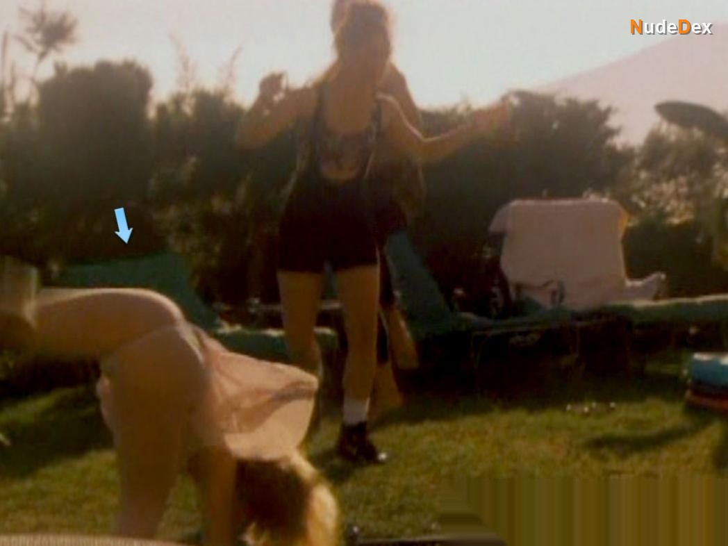 Beverly D'angelo in Pterodactyl Woman From Beverly Hills, photo 3