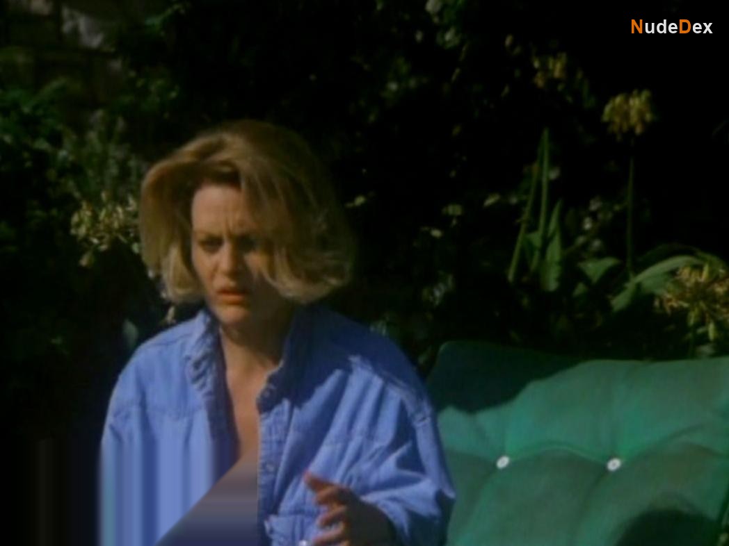 Beverly D'angelo in Pterodactyl Woman From Beverly Hills, photo 4