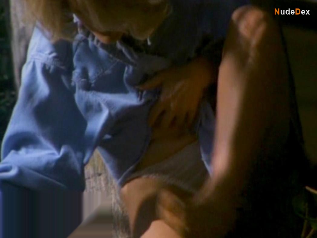 Beverly D'angelo in Pterodactyl Woman From Beverly Hills, photo 6