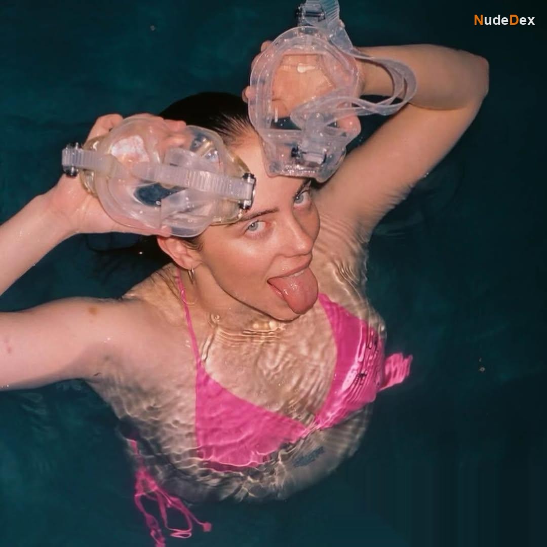Billie Eilish in Billie Eilish Tiktok, photo 9