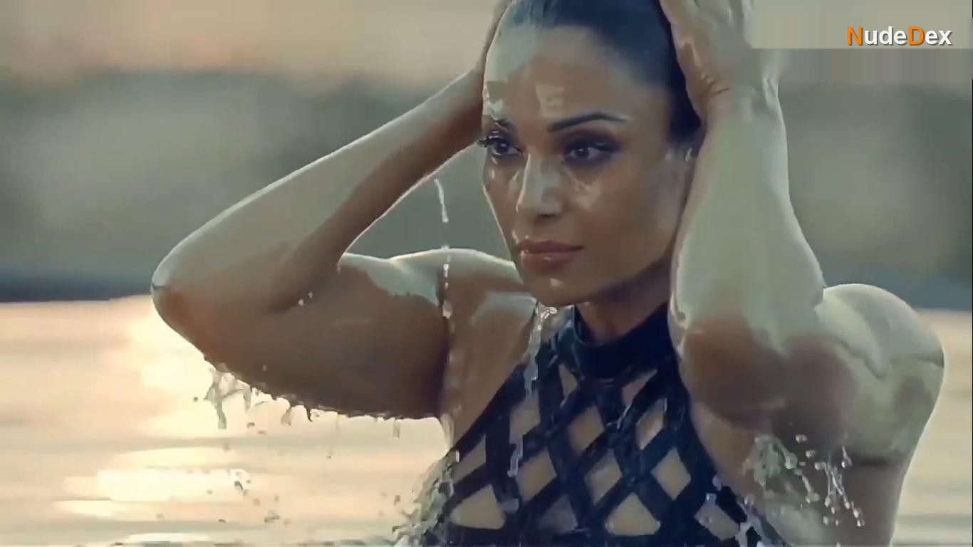 Bipasha Basu in Alone, photo 3