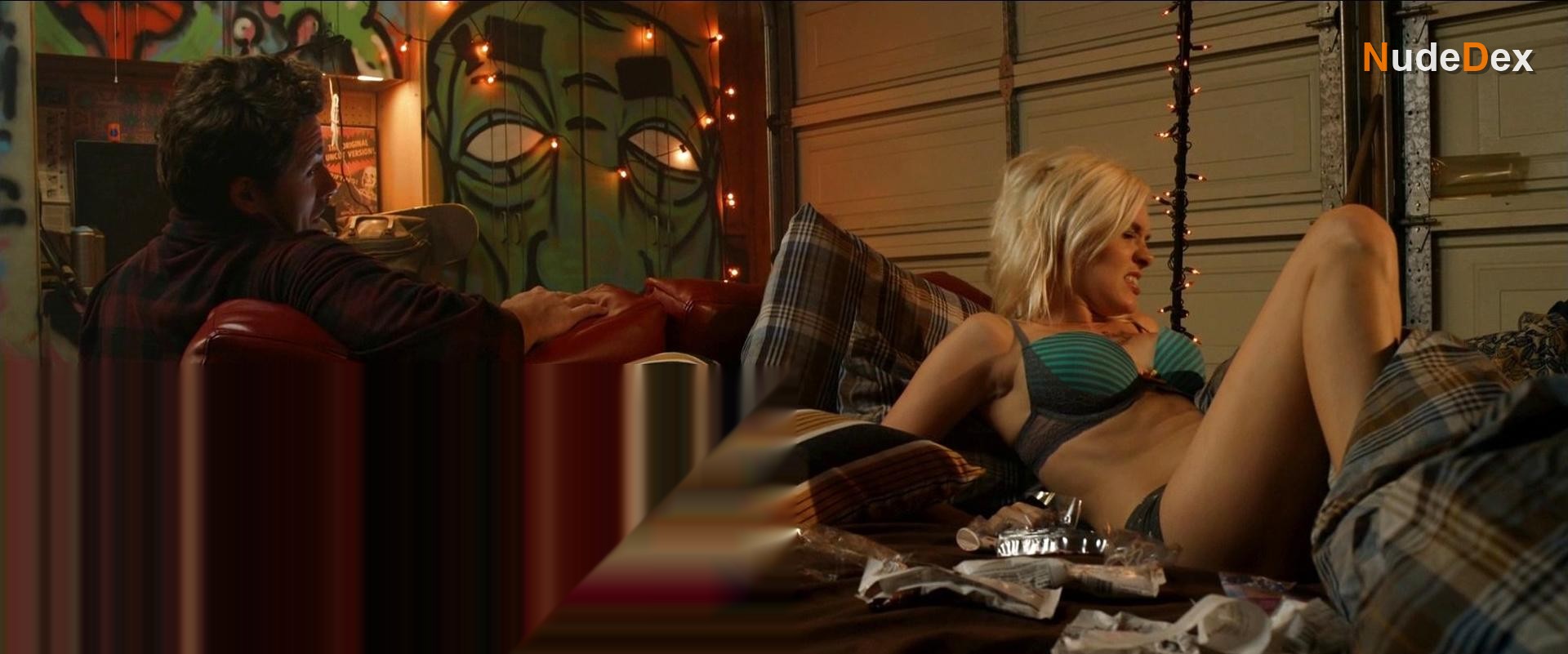 Brea Grant in Oliver, Stoned., photo 2