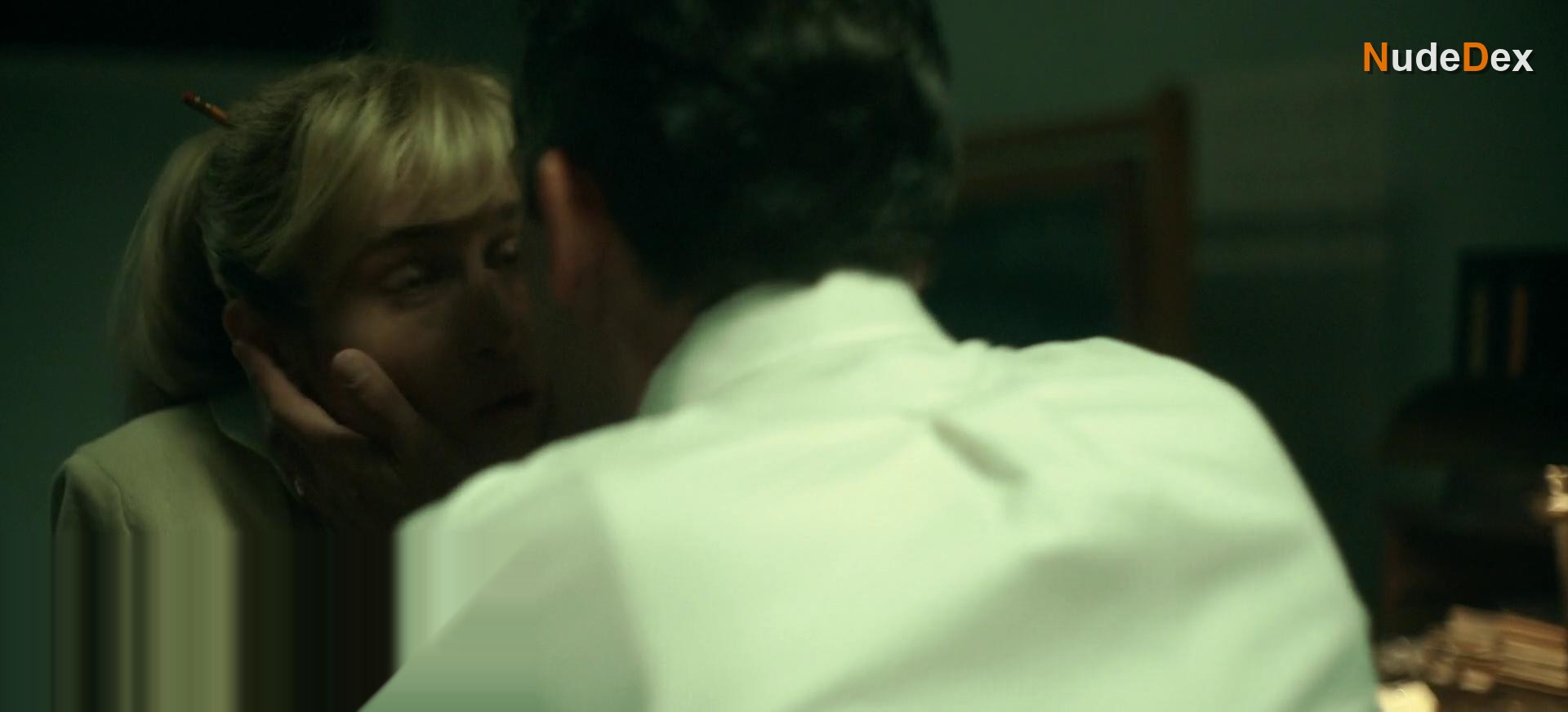 Brie Larson in Lessons In Chemistry, photo 2