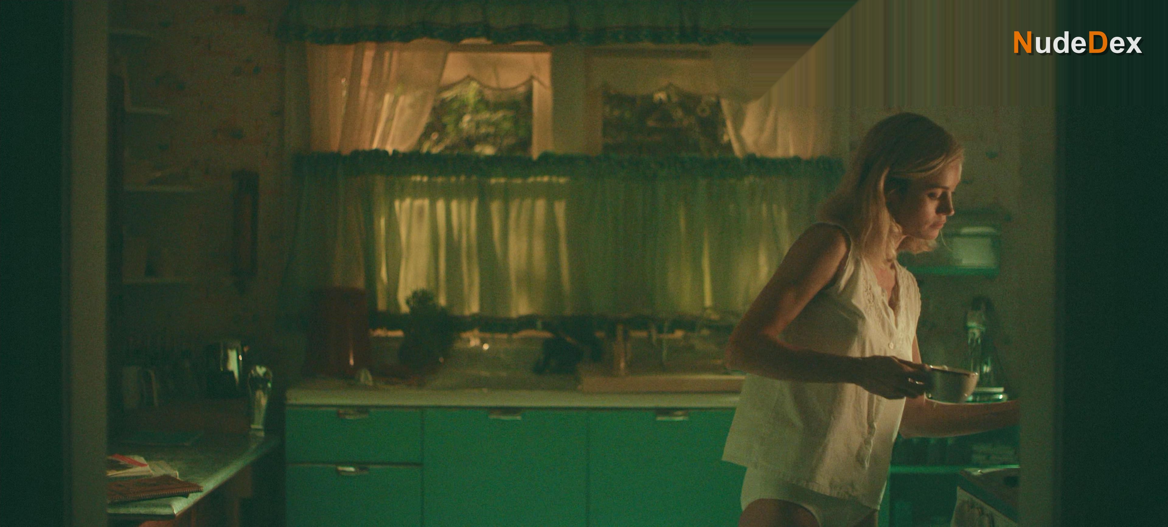 Brie Larson in Lessons In Chemistry, photo 7