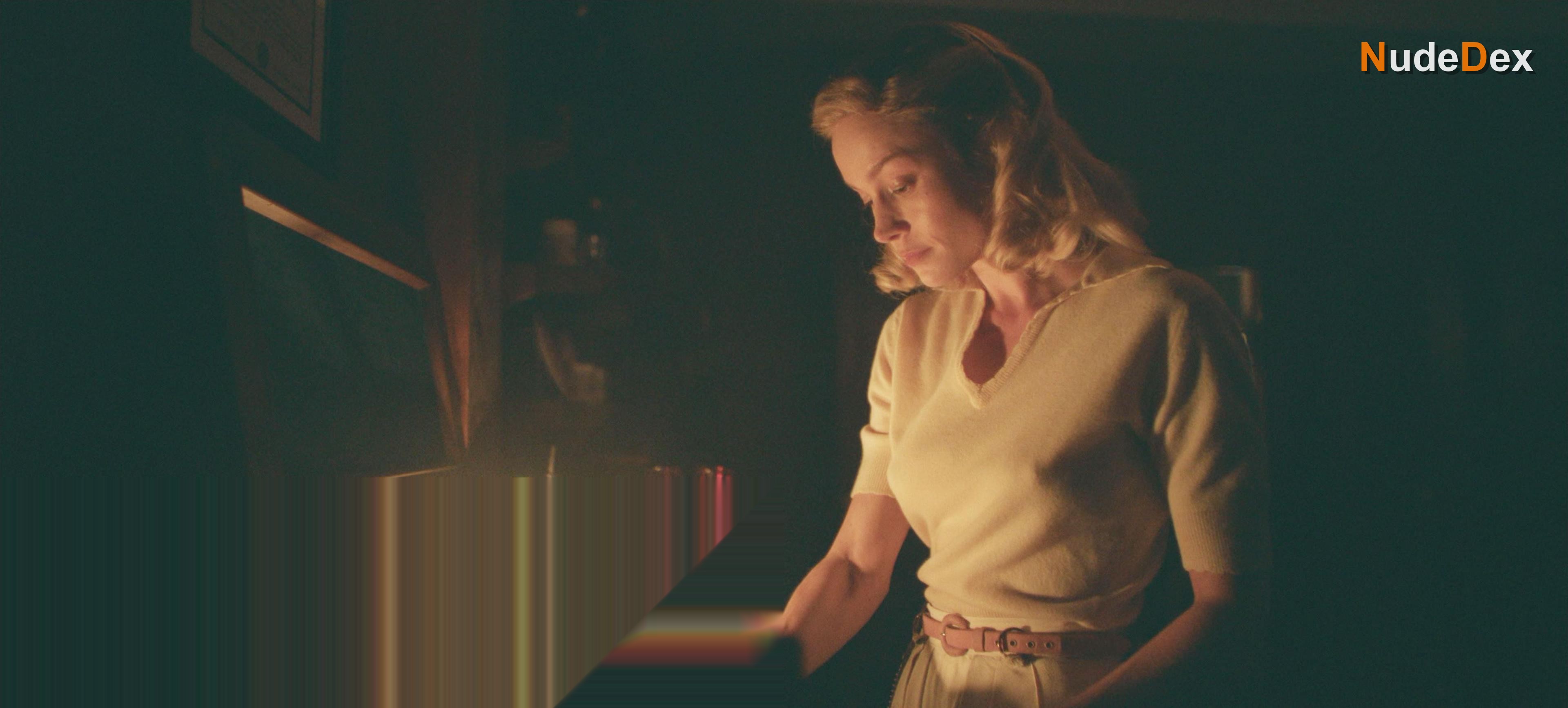 Brie Larson in Lessons In Chemistry, photo 9
