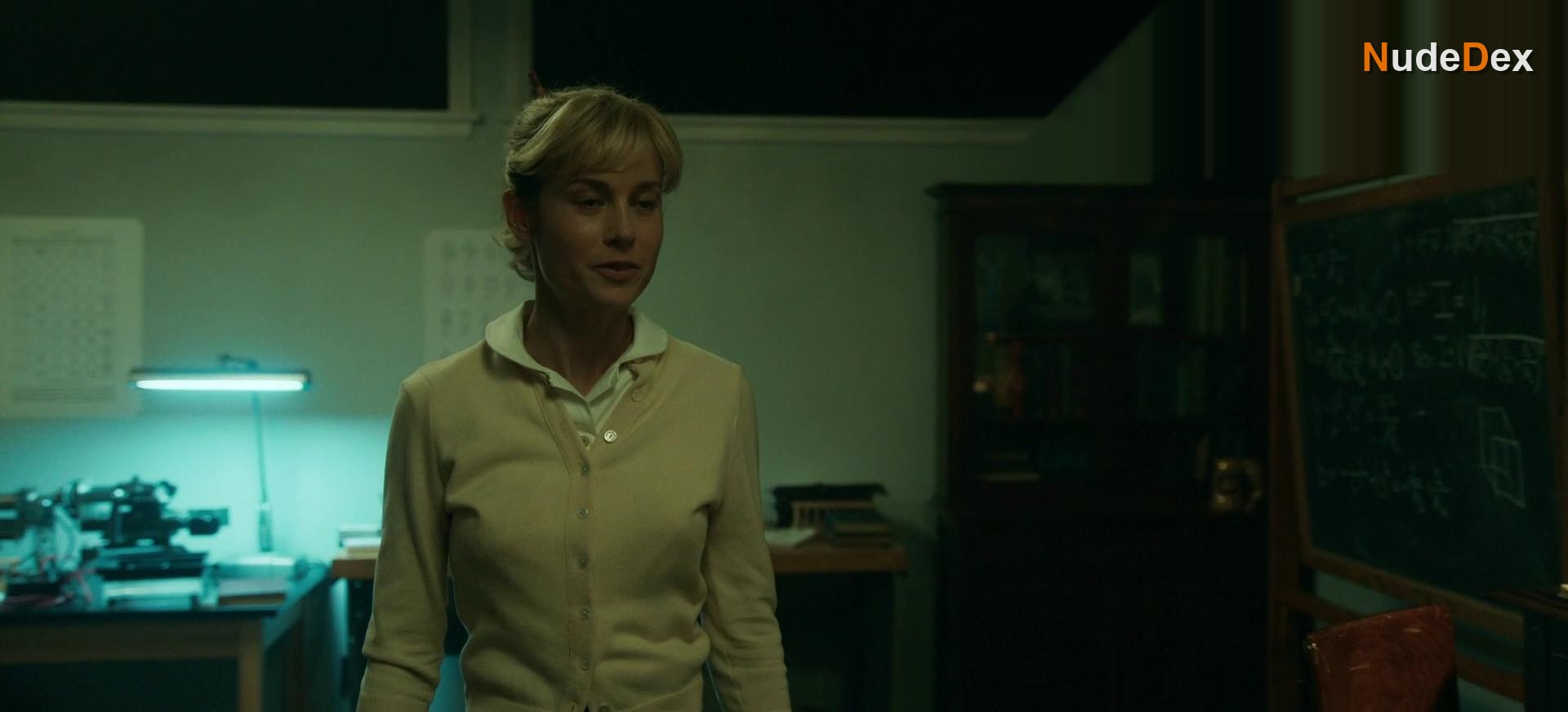 Brie Larson in Lessons In Chemistry, photo 12