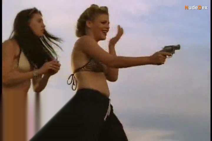Busy Philipps in The Smokers, photo 7