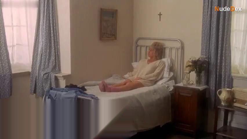 Camille Coduri in Nuns On The Run, photo 1