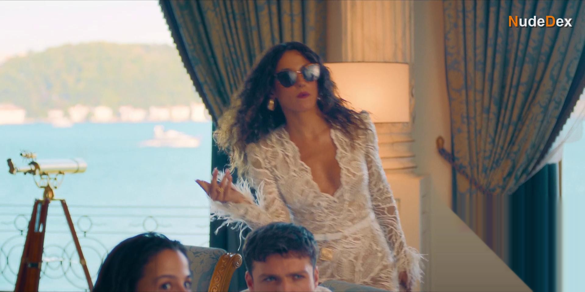Cansu Tosun in She Said Maybe, photo 5