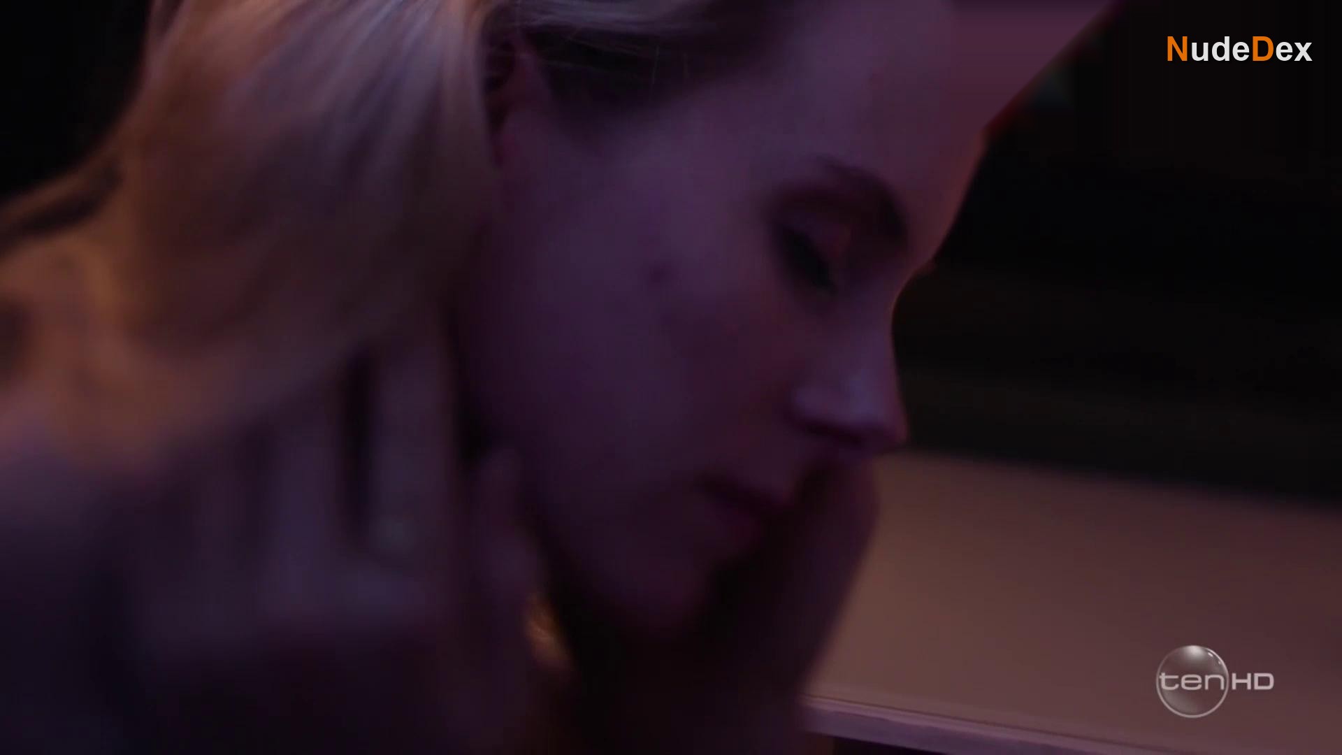 Caren Pistorius in Wake In Fright, photo 2