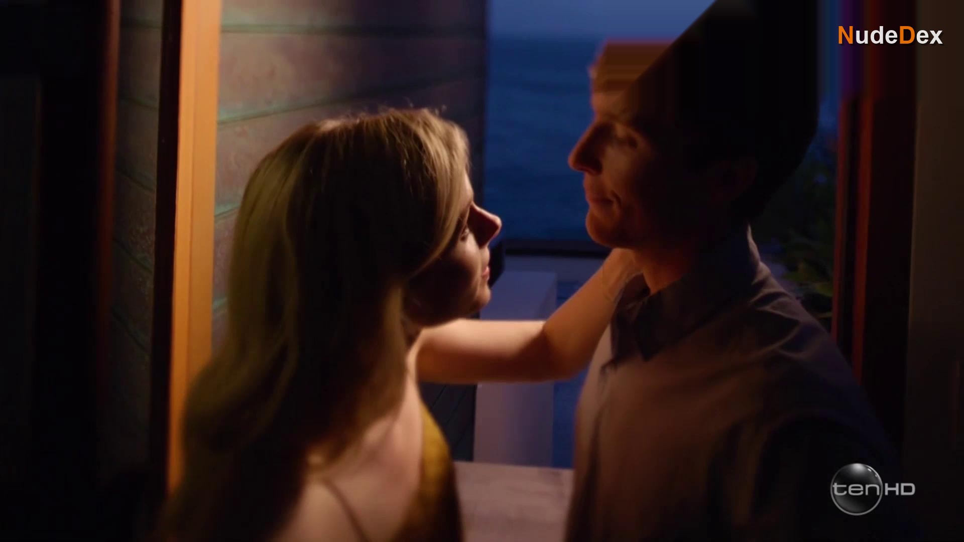 Caren Pistorius in Wake In Fright, photo 15