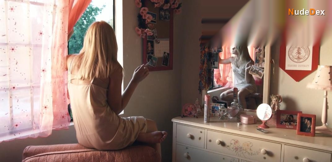 Carly Schroeder in Forget Me Not, photo 2