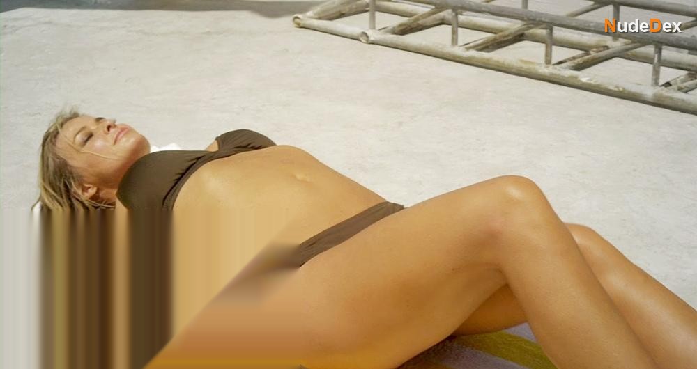 Carmen Electra in 2 Headed Shark Attack, photo 3