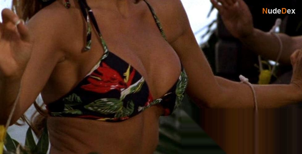 Carmen Electra in Baywatch Hawaiian Wedding, photo 7