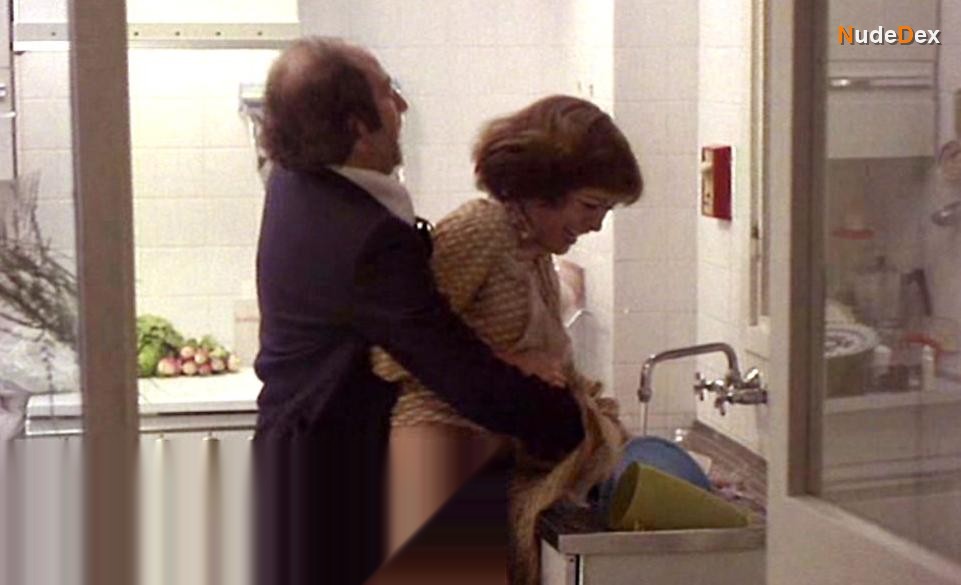 Que Hace Una Chica Como Tu En Un Sitio Como Este?