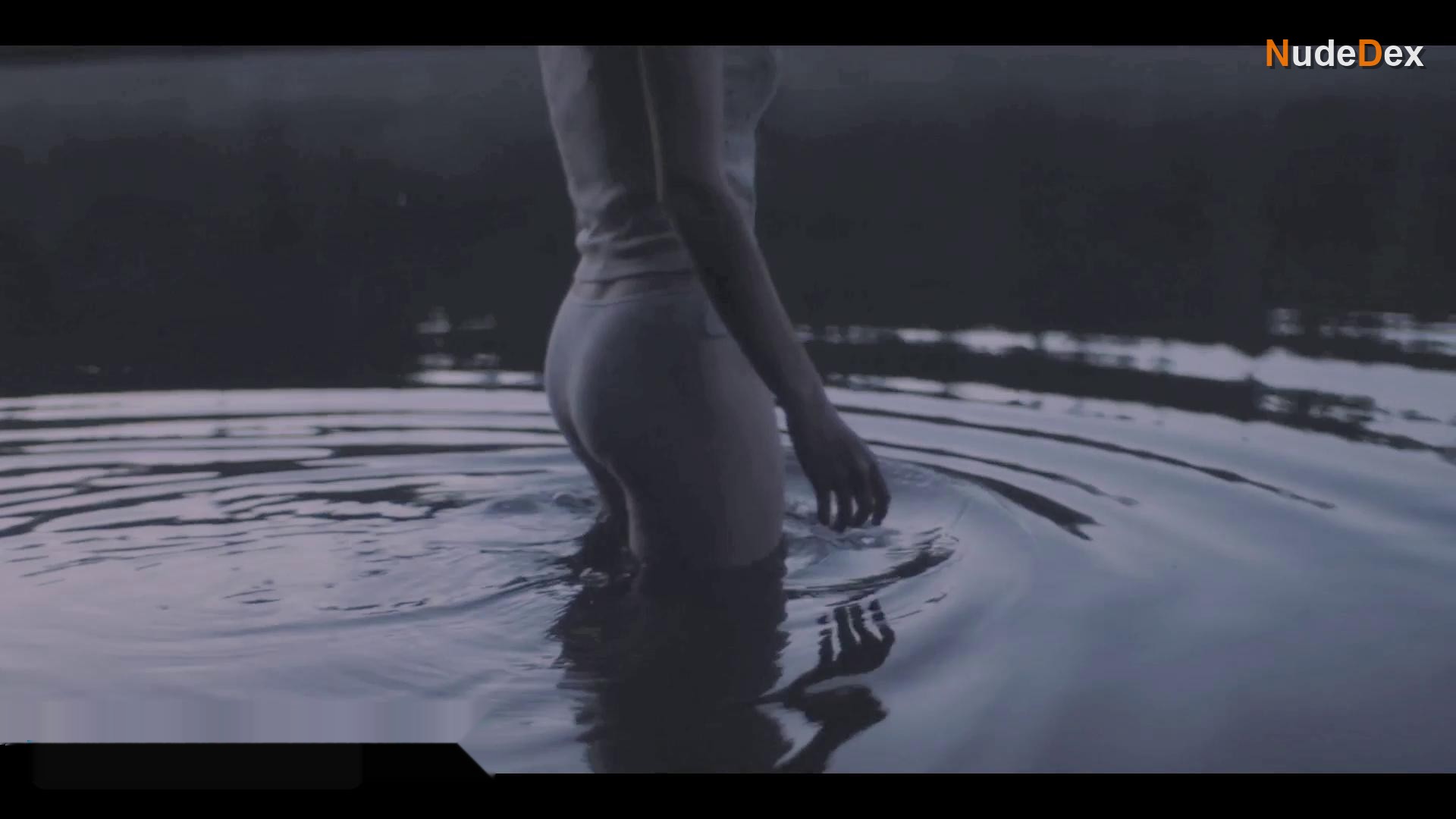 Caroline Barnard in Osmy Den, photo 14
