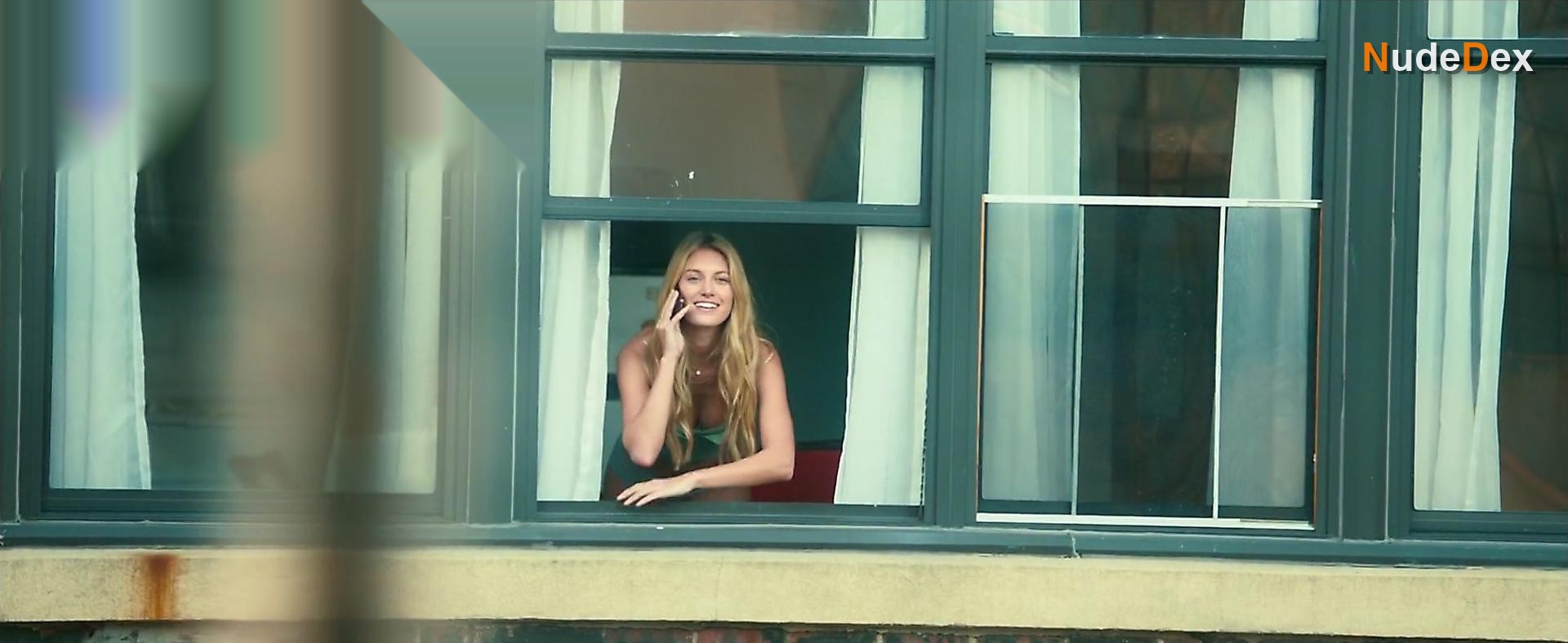 Caroline Lowe in How To Be Single, photo 3