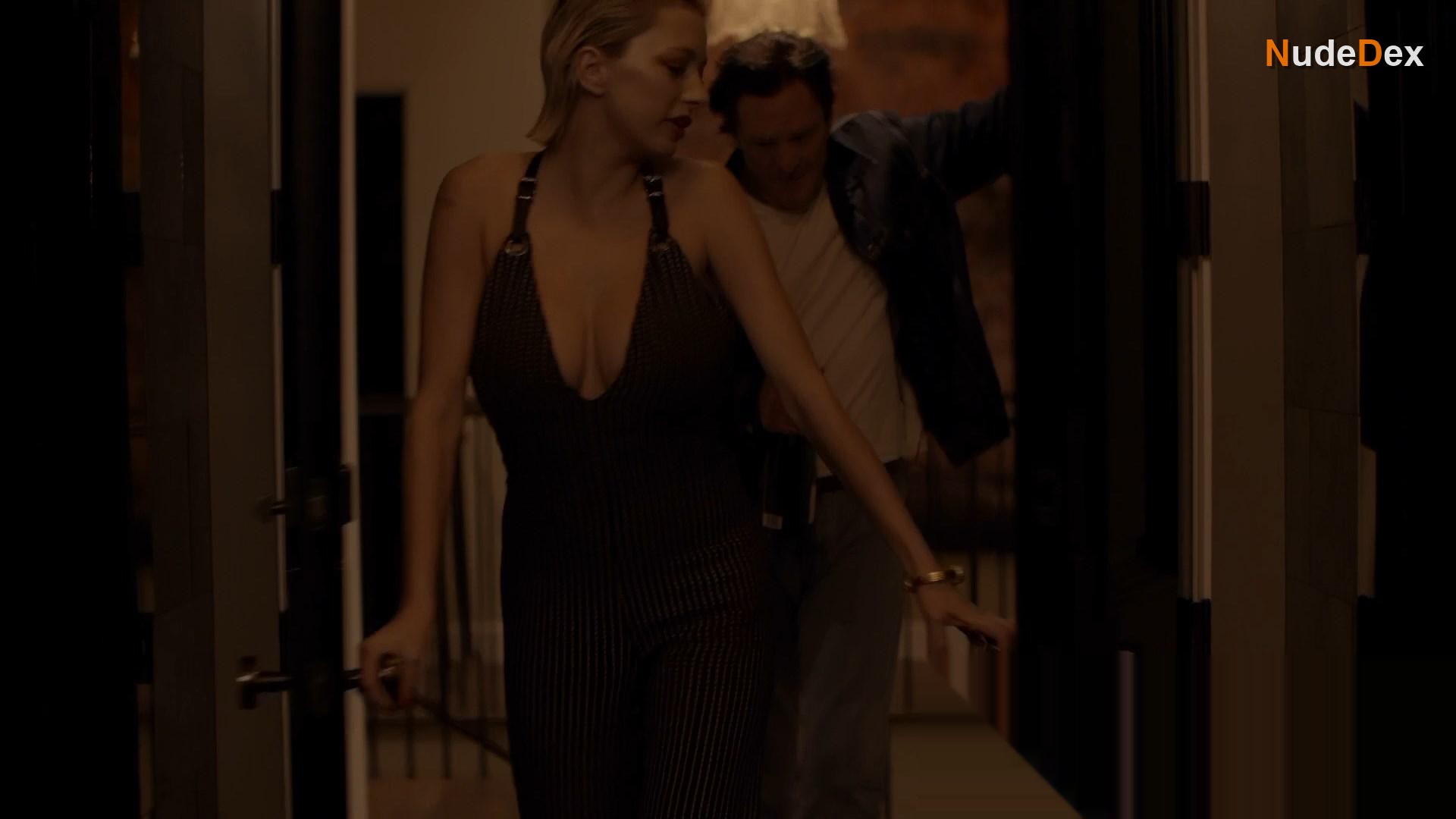 Caroline Vreeland in Red Handed, photo 24