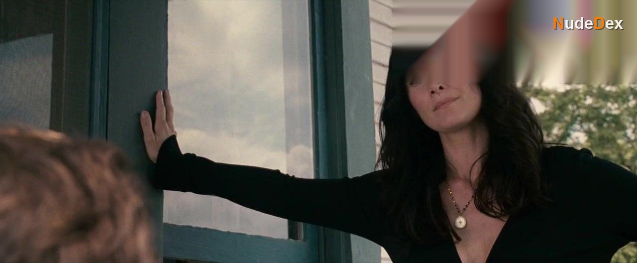 Carrie-anne Moss in Fireflies In The Garden, photo 6