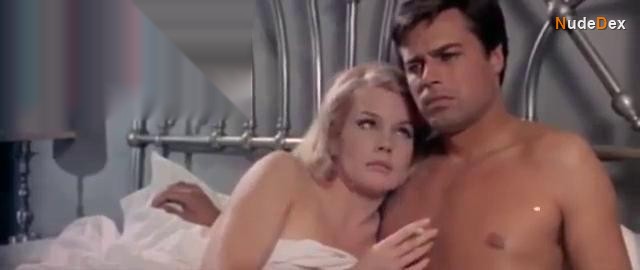 Carroll Baker in The Sweet Body Of Deborah, photo 7